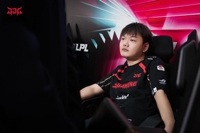 她也在自己 她也在自己